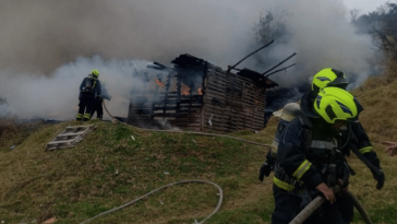 Casa de madera y material de reciclaje se quemó en Pasto, la familia quedó desolada