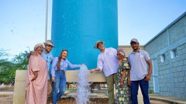 Las autoridades de La Guajira junto al viceministro de Aguas en la inauguración del centro de producción.