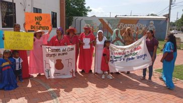 Aspecto de la manifestación realizada en la mañana de este miércoles en la puerta de la Casa de Justicia de Barrancas.