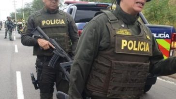 Coronel de la Policía Nacional demandará al Estado por discriminaciones sobre su orientación sexual A lo largo de su carrera, Mora ha enfrentado más de 40 investigaciones que, según ella, están relacionados con su orientación sexual. La coronel también ha denunciado amenazas y seguimientos, y teme por su seguridad y la de su familia.