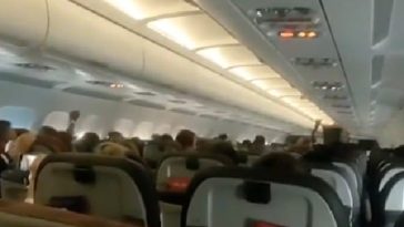 Pasajeros orando en un avión.