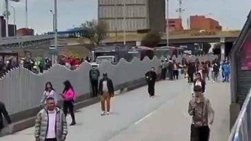 EN VIVO: Manifestaciones en Bogotá afectan el servicio de TransMilenio Durante este martes, 29 de octubre, Bogotá ha vivido jornadas de manifestaciones que han afectado gravemente la movilidad en Bogotá.