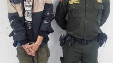 En la fotografía está el capturado junto con un integrante de la Policía Nacional