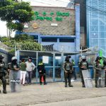 Equipo antimotín resguarda Centro de Reclusión Transitoria en el barrio Sucre