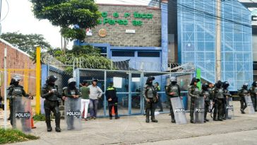 Equipo antimotín resguarda Centro de Reclusión Transitoria en el barrio Sucre