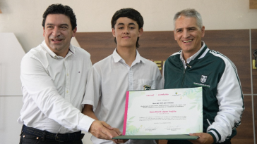 gobernador de antioquia entrega beca a estudiante que lo sorprendió