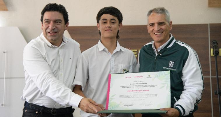 gobernador de antioquia entrega beca a estudiante que lo sorprendió