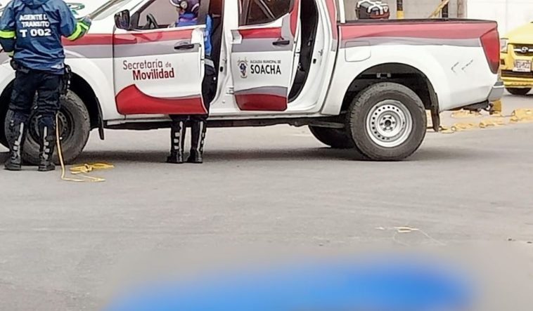 Fatal accidente de ciclista en Soacha No cesan las malas noticias relacionadas con accidentes de tránsito en Bogotá y los municipios de Cundinamarca. En la mañana de este martes, un ciclista perdió la vida en un trágico accidente ocurrido en la calle 22 con carrera 7a, cerca del estadio Luis Carlos Galán, en el centro de Soacha.