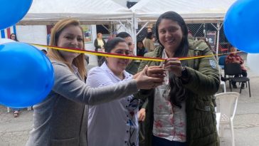 En la fotografía se puede ver a 3 mujeres, entre ellas la fiscal del municipio cortando la cinta para inaugurar el punto de atención