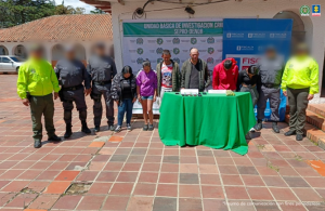 Se observa a los capturados junto a investigadores del CTI y uniformados de la Policía Nacional.