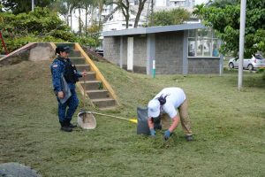 Internas de La Badea aportan a la limpieza de Dosquebradas