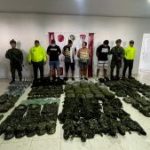 Todos los capturados se encuentran de frente y están custodiados por uniformados de la Policía y el Ejército Nacional. En la foto se observa en el piso el material que se incautó durante las operaciones de registro y allanamiento.