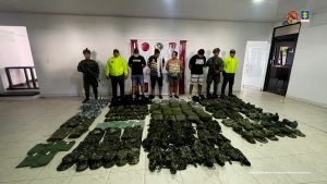 Todos los capturados se encuentran de frente y están custodiados por uniformados de la Policía y el Ejército Nacional. En la foto se observa en el piso el material que se incautó durante las operaciones de registro y allanamiento.