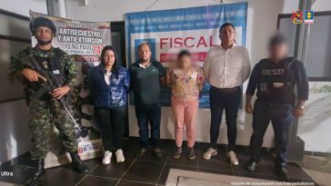 Los procesados aparecen en medio de servidores de la Fiscalía y Ejército, con sus manos a la espalda y pendones instoitucionales de fondo.