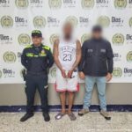 En la imagen aparece una persona detenida, entre dos uniformados de la Policía y el CTI de la Fiscalía.