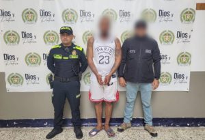 En la imagen aparece una persona detenida, entre dos uniformados de la Policía y el CTI de la Fiscalía.