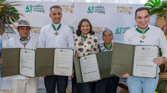 Los homenajeados en el año 2024 con la Orden del Carbón Jairo Fuentes Epieyu, Blaster Pérez Reales, Orlanis María Figueroa, Malta Carrillo Acosta, e Iván Mauricio Soto Balan.