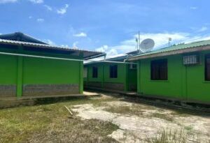 Más de 300 estudiantes terminarán el colegio por medio de guías en zona rural de Puerto Escondido por grietas en las paredes