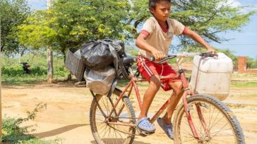 Muchos niños llegaron a pie y otros en bicicleta, a intercambiar residuos reciclables por productos de la canasta básica.