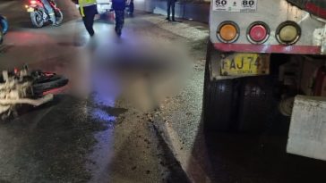 Motociclista perdió la vida al ser arrollado por un tractocamión en la calle 13 Un lamentable accidente de tránsito cobró la vida de un motociclista la noche de este miércoles en la Avenida Centenario (calle 13) con la Avenida Ciudad de Cali. El siniestro ocurrió alrededor de las 7:00 p.m. en medio de fuertes lluvias que afectaron la movilidad.