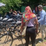 Las bicicletas son para que las mujeres puedan trasladarse desde sus casas hasta el lugar donde tienen el emprendimiento.