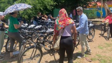 Las bicicletas son para que las mujeres puedan trasladarse desde sus casas hasta el lugar donde tienen el emprendimiento.