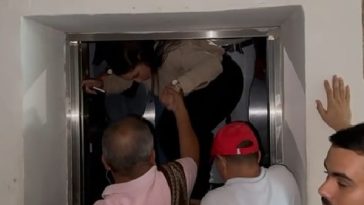 Periodistas atrapados en edificio de la gobernación del Atlántico.