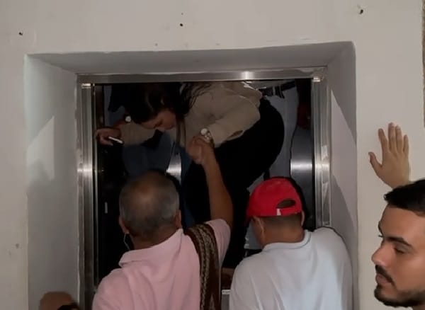 Periodistas atrapados en edificio de la gobernación del Atlántico.