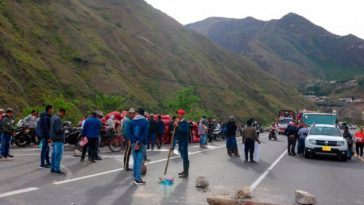 Productores de cebolla de Nariño bloquean la Panamericana en protesta por bajos precios