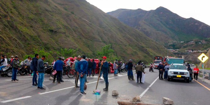 Productores de cebolla de Nariño bloquean la Panamericana en protesta por bajos precios