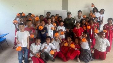 Los niños recibieron dulces por anticipado por vía de miembros de la Policía Nacional.