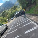 Se conoce video del momento exacto en el que se presenta accidente en la vía Bogotá- La Mesa La mañana de este sábado 5 de octubre se registró un trágico accidente de tránsito en el perímetro 95 de la vía que de Bogotá conduce al municipio de La Mesa (Cundinamarca). Se conoce que un bus resultó volcado dejando un saldo de 5 muertos y 23 heridos.