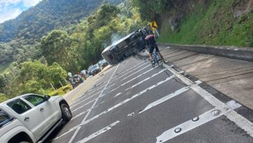 Se conoce video del momento exacto en el que se presenta accidente en la vía Bogotá- La Mesa La mañana de este sábado 5 de octubre se registró un trágico accidente de tránsito en el perímetro 95 de la vía que de Bogotá conduce al municipio de La Mesa (Cundinamarca). Se conoce que un bus resultó volcado dejando un saldo de 5 muertos y 23 heridos.