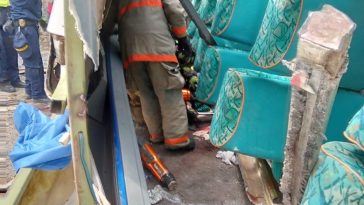 Ellas son las 5 estudiantes que perdieron la vida en accidente de bus en la vía Bogotá- La Mesa Los familiares de los estudiantes de veterinaria de la Corporación Educativa Nacional nunca imaginaron que lo que sería una práctica en el municipio de Bojacá (Cundinamarca), se convertiría en una tragedia que cobró la vida de 5 jóvenes y dejó heridos a 23 más, quienes fueron trasladados al Hospital María Auxiliadora, en el municipio de Mosquera, Cundinamarca.