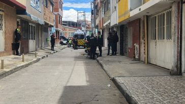 ÚLTIMA HORA: Se registra nuevo feminicidio en Bosa La localidad de Bosa volvió a ser escenario de un trágico hecho de violencia de género. Este jueves, alrededor de las 11 de la mañana, una mujer fue asesinada en el barrio Villa Anny cuando ingresaba a una vivienda.