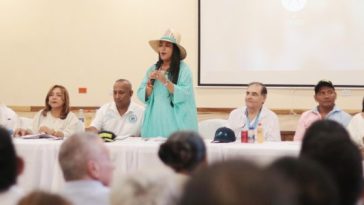 El evento se desarrolló en el auditorio de la Institución Educativa Eusebio Septimio Mary de Manaure. La senadora Martha Peralta interviniendo.