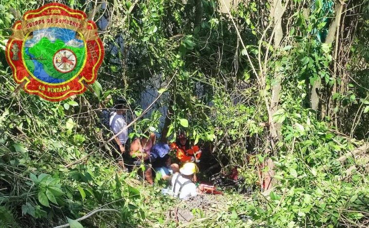 Vehículo en el que viajaba una familia estuvo a punto de caer al río Cauca