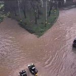 87 descargas eléctricas y desbordamientos de quebradas agravan la situación en Medellín.