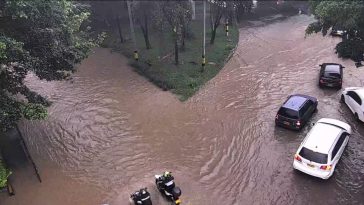 87 descargas eléctricas y desbordamientos de quebradas agravan la situación en Medellín.