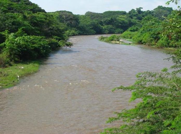 La represa del río Ranchería está descargando agua y esta estaría afectando a las familias que habitan en la rivera de los ríos.