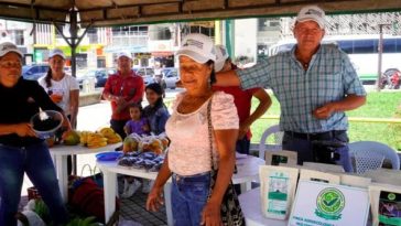 Participantes en el mercado campesino en Sandoná