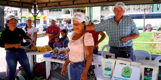 Participantes en el mercado campesino en Sandoná