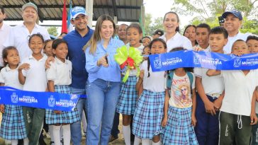 Alcalde y Gestora Social entregaron paneles solares a I.E Pueblo Bujo