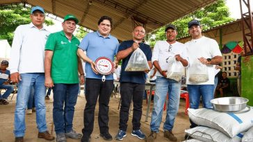 Alcaldía dota de kits agropecuarios a campesinos