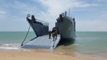 El buque de desembarco de la Armada Nacional se prepara para llevar ayuda humanitaria a las comunidades de la Alta Guajira, en respuesta a la emergencia ocasionada por las intensas lluvias