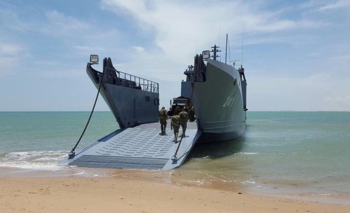 El buque de desembarco de la Armada Nacional se prepara para llevar ayuda humanitaria a las comunidades de la Alta Guajira, en respuesta a la emergencia ocasionada por las intensas lluvias