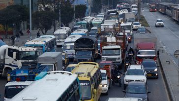 Así será el pico y placa este sábado y lunes festivo en Bogotá Tenga en cuenta que este sábado 2 de noviembre volverá a funcionar el ‘Plan Piloto de Salida’ en Bogotá. Además, el lunes festivo se aplicará con normalidad el pico y placa regional. A continuación, le contamos los detalles de la medida.