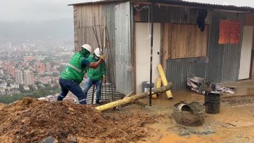 Según las autoridades, cada época decembrina llega cargada de estafas inmobiliarias por parte de personas inescrupulosas que se quieren ver beneficiadas de cuenta del bolsillo de otras personas, por medio de estafas, sin embargo, hacen un llamado para estudiar cuidadosamente cada contrato para evitar este tipo de casos. Como parte de la sensibilización sobre las estafas inmobiliarias que se intensifican con la falsa promesa de la vivienda propia, por estas épocas, la Alcaldía de Medellín realiza operativos contra las construcciones ilegales. “Actualmente el distrito de Medellín adelanta labores pedagógicas de sensibilización, frente a la adecuada ocupación de territorios, en aras de proteger la vida, el patrimonio el medio ambiente” afirmó Carlos Alberto Trujillo, secretario de Control Urbanístico de Medellín. Las intervenciones realizadas hasta el momento se han llevado a cabo en su mayoría en sectores que son tiene altos índices de ocupaciones irregulares de la ciudad. Además, estas algunas de estas intervenciones que se han realizado han sido gracias a las denuncias interpuestas por vecinos de estos lugares, como, por ejemplo, el último sector que tuvo presencia de las autoridades fue en la Comuna 13. “Se realizaron labores de contención en el sector de La Divisa, en la Comuna 13, en el cual se logró el desmonte de 4 construcciones ilegales.” Así lo constato el secretario de Control Urbanístico de Medellín. En lo que va corrido de este año, se han podido recuperar alrededor de 35 mil metros cuadrados de espacio público en Medellín, algunos de estos ocupados o administrados por bandas ilegales, que sacaban un provecho económico por medio del alquiler o venta de estos predios. aumento