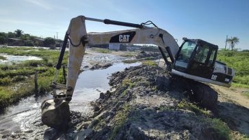 Uniformados operan maquinaria amarilla en el sector de Villa Fátima, abriendo canales para drenar el agua acumulada y prevenir nuevas inundaciones.