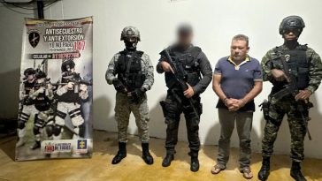 acusador José Arandú Segua alias Guandú o Fermín, aparece esposado y custodiado por personal uniformado del CTI de la Fiscalía y Gaula Ejército.